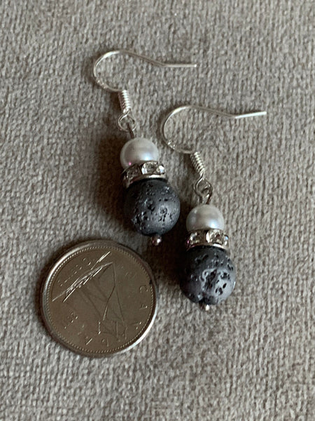 Boucles d’oreilles perle blanche pierre de lave grise bijoux diffuseur aromathérapie chic Comme un ange