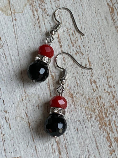 Boucles d’oreilles billes de résine rouge et noir chic Comme un ange