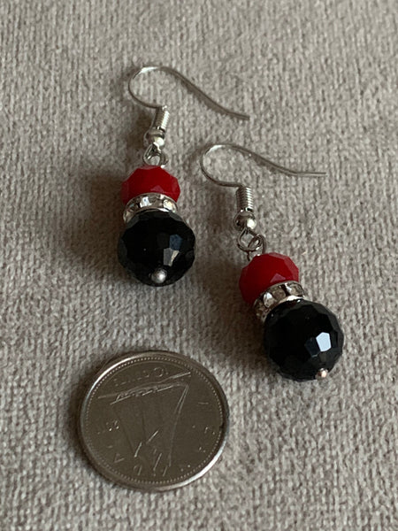 Boucles d’oreilles billes de résine rouge et noir chic Comme un ange