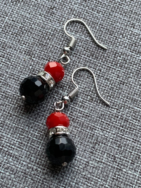 Boucles d’oreilles billes de résine rouge et noir chic Comme un ange