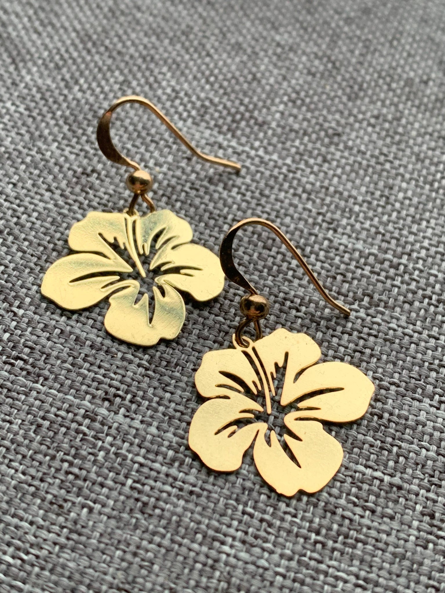 Boucles d’oreilles breloque fleur hibiscus alliage de métaux or Comme un ange