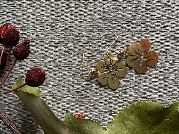 Boucles d’oreilles breloque fleur hibiscus alliage de métaux or Comme un ange