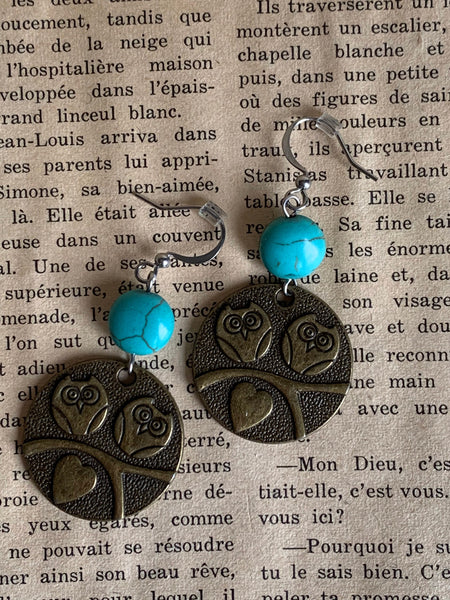 Boucles d’oreilles breloque hibou bronze et bille de résine turquoise Comme un ange