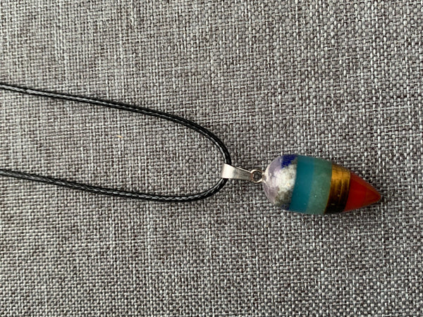 bijoux Collier pendule breloque pierre chakras arc-en-ciel pendulum mystique reiki sur corde de cuir noir Comme un ange