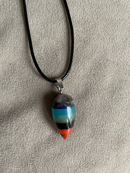 bijoux Collier pendule breloque pierre chakras arc-en-ciel pendulum mystique reiki sur corde de cuir noir Comme un ange