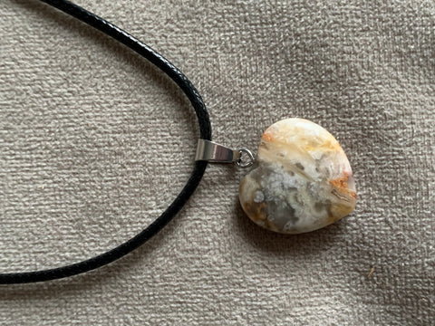 Collier breloque coeur en pierre sur corde de cuir noir Comme un ange