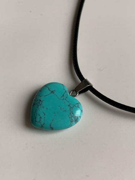 Collier breloque pierre turquoise sur corde de cuir noir Comme un ange
