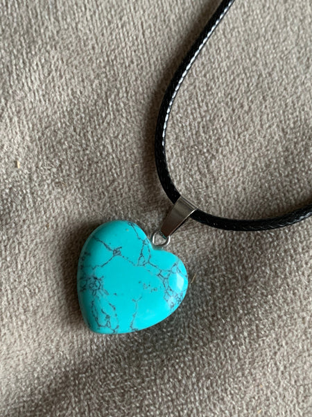 Collier breloque pierre turquoise sur corde de cuir noir Comme un ange
