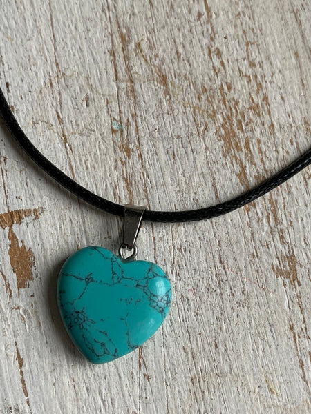 Collier breloque pierre turquoise sur corde de cuir noir Comme un ange