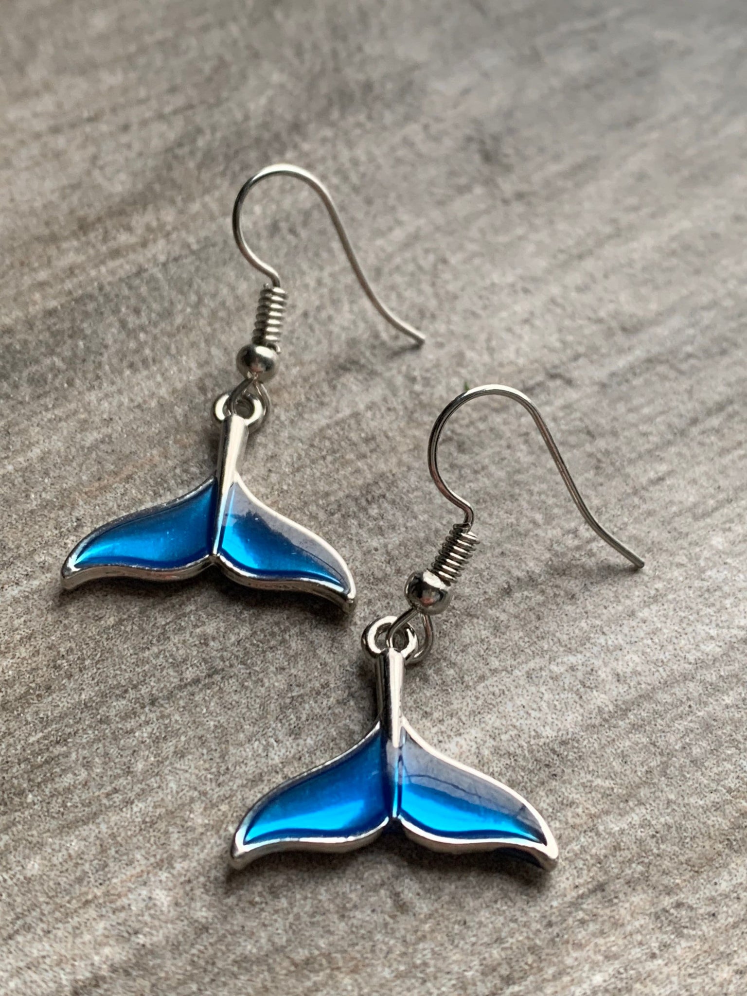 Boucles d’oreilles breloque argent et bleue queue de baleine Comme un ange