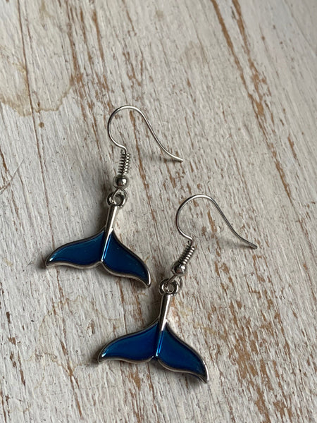 Boucles d’oreilles breloque argent et bleue queue de baleine Comme un ange