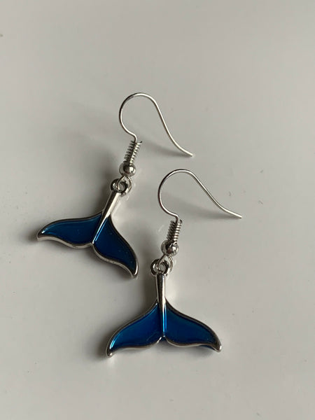 Boucles d’oreilles breloque argent et bleue queue de baleine Comme un ange