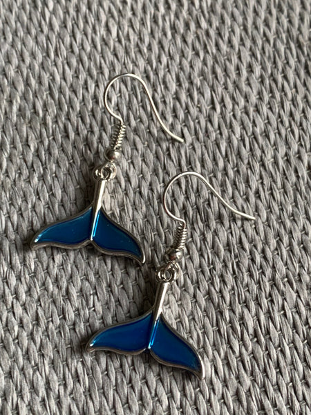 Boucles d’oreilles breloque argent et bleue queue de baleine Comme un ange