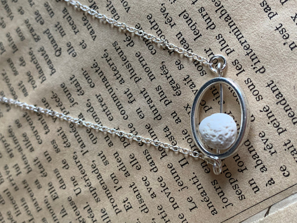 Collier breloque ovale pierre de lave blanche bijoux diffuseur aromathérapie