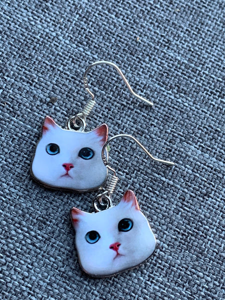 Boucles d’oreilles breloque chat blanc et crochet argent Comme un ange
