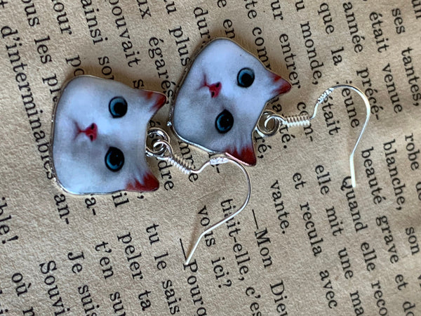 Boucles d’oreilles breloque chat blanc et crochet argent Comme un ange