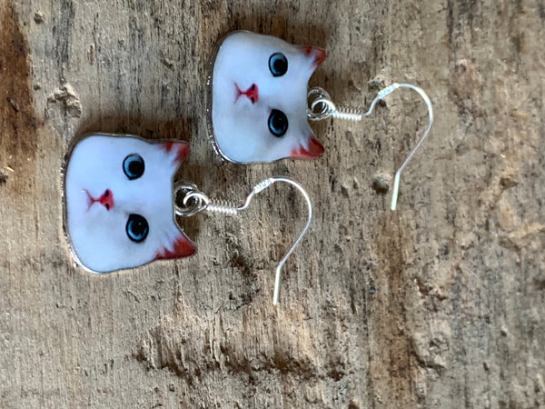 Boucles d’oreilles breloque chat blanc et crochet argent Comme un ange
