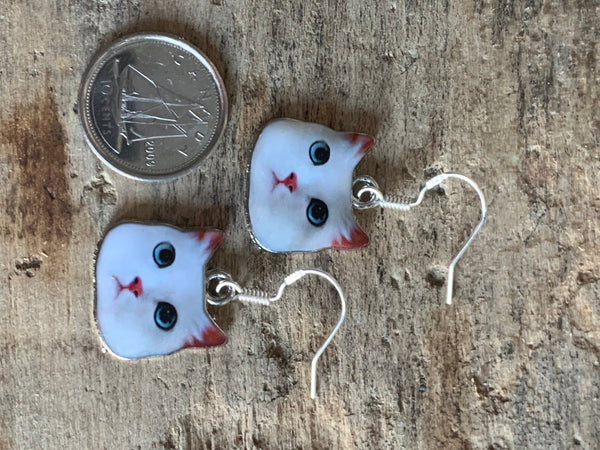 Boucles d’oreilles breloque chat blanc et crochet argent Comme un ange