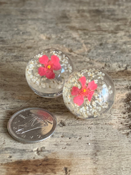 Boucles d’oreilles cabochon de résine et fleur rose Comme un ange
