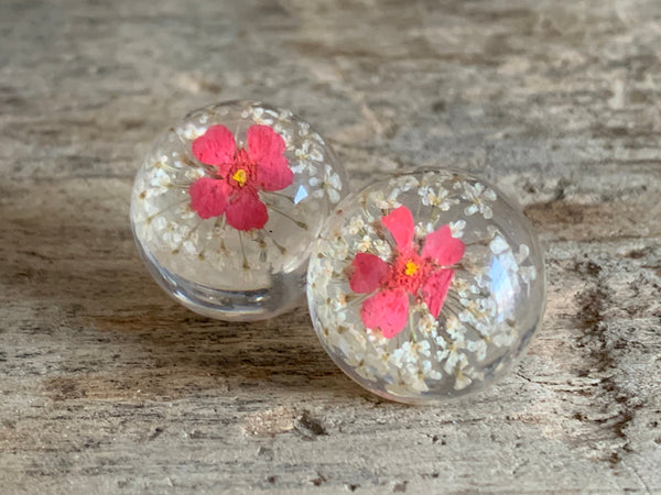 Boucles d’oreilles cabochon de résine et fleur rose Comme un ange