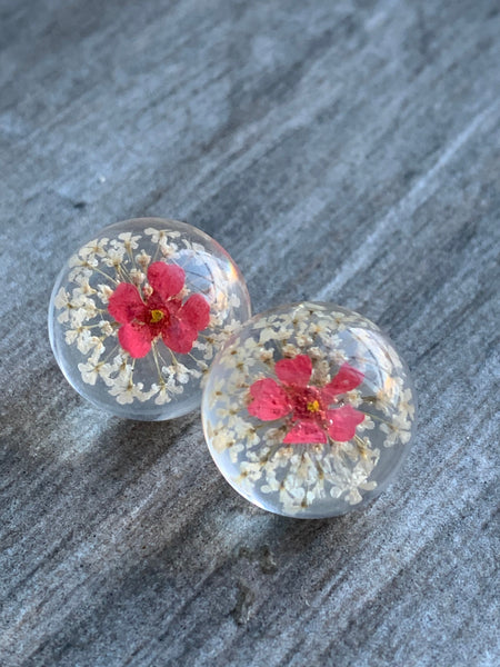 Boucles d’oreilles cabochon de résine et fleur rose