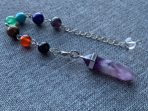 Pendule pierre améthyste mauve sur chaîne alliage de métaux argent et billes de verre chackras arc-en-ciel pendulum mystique Comme un ange