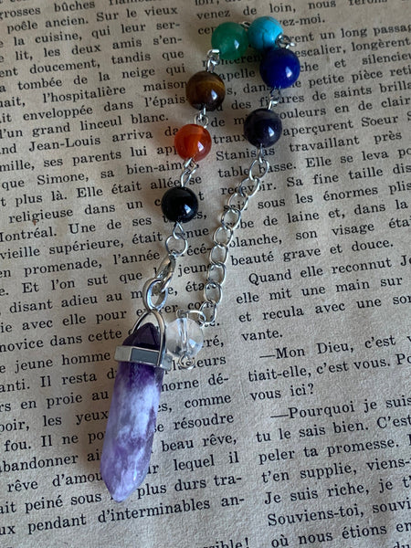 Pendule pierre améthyste mauve sur chaîne alliage de métaux argent et billes de verre chackras arc-en-ciel pendulum mystique Comme un ange