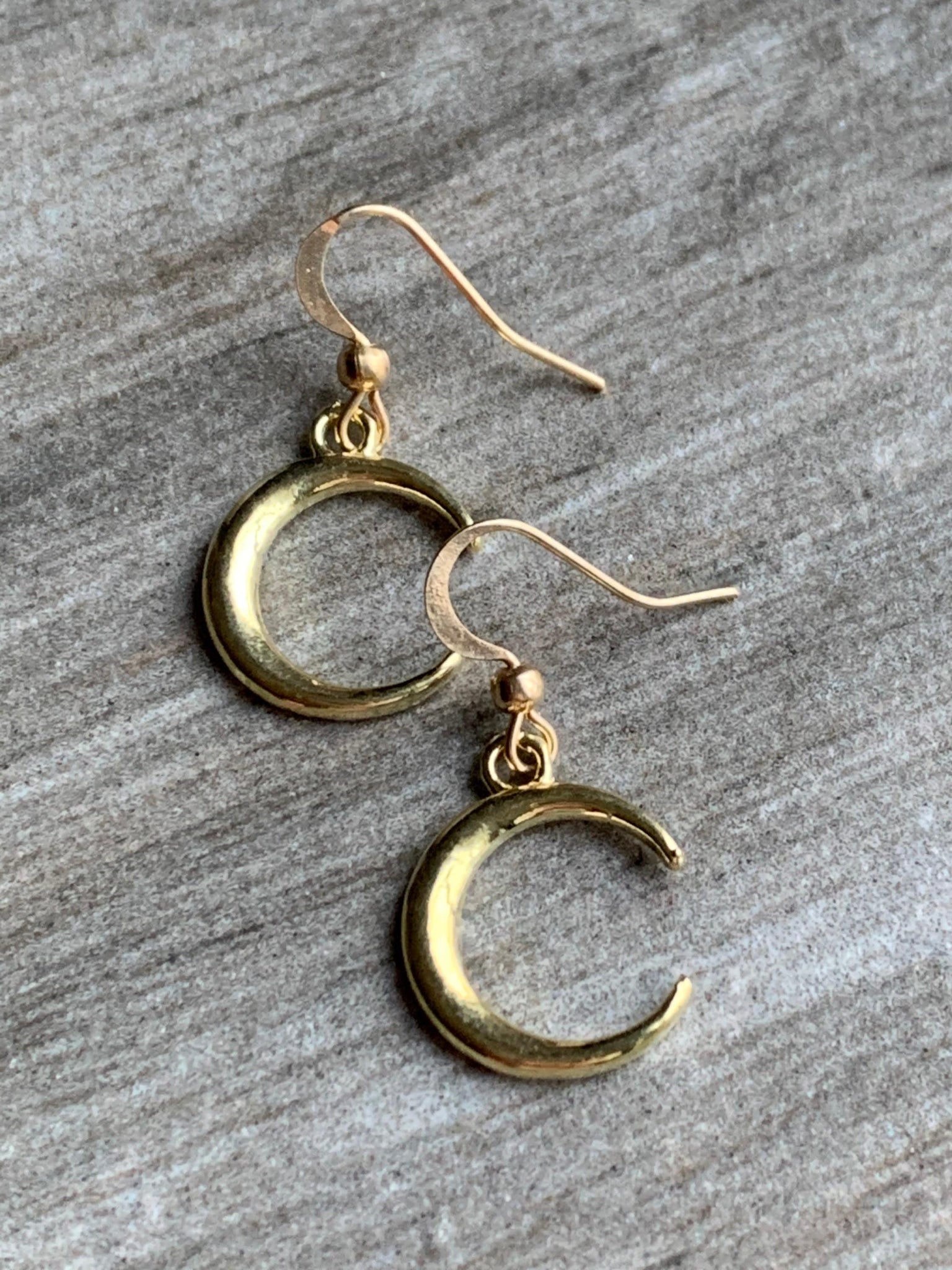 Boucles d’oreilles breloque lune or Comme un ange