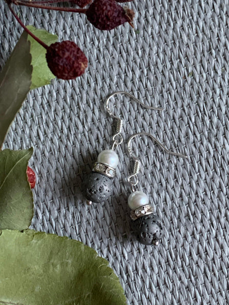 Boucles d’oreilles perle blanche pierre de lave grise bijoux diffuseur aromathérapie chic Comme un ange
