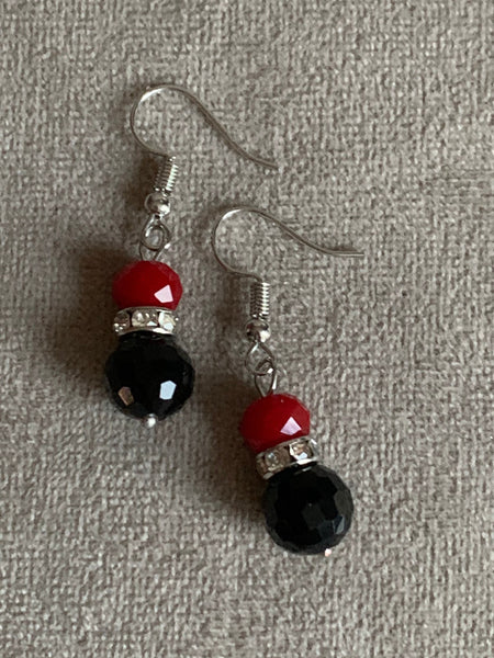 Boucles d’oreilles billes de résine rouge et noir chic Comme un ange