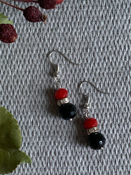 Boucles d’oreilles billes de résine rouge et noir chic Comme un ange