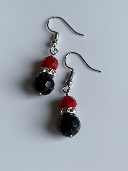 Boucles d’oreilles billes de résine rouge et noir chic Comme un ange