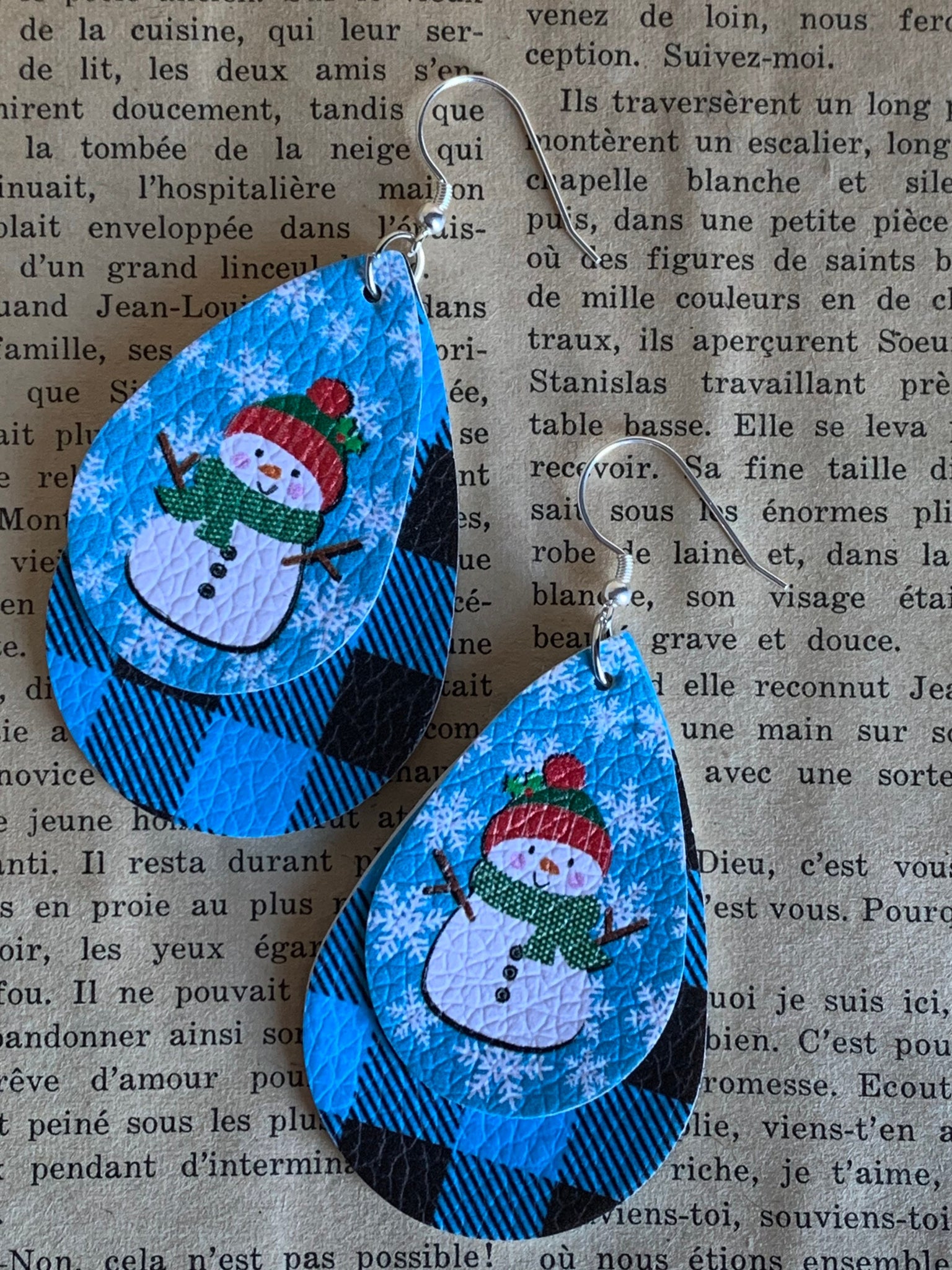 Boucles d’oreilles breloque de cuir bonhomme de neige sur fond bleu Comme un ange