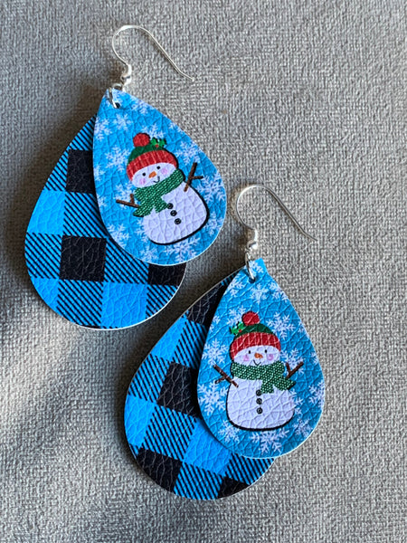 Boucles d’oreilles breloque de cuir bonhomme de neige sur fond bleu Comme un ange