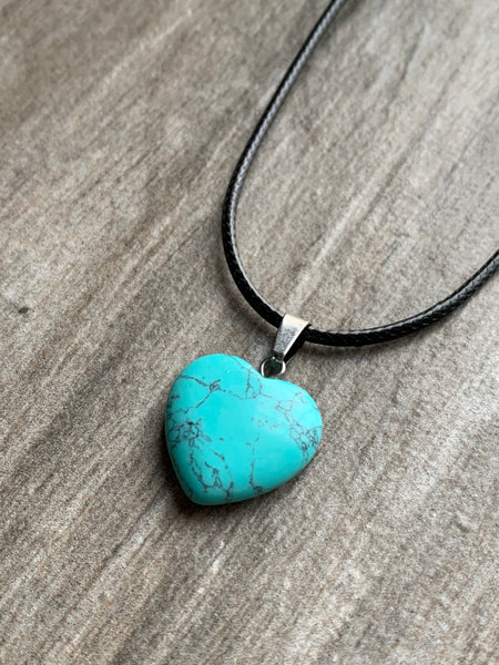 Collier breloque pierre turquoise sur corde de cuir noir Comme un ange