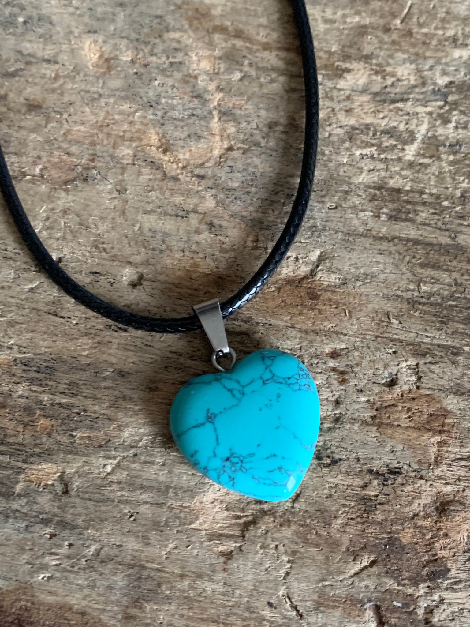 Collier breloque pierre turquoise sur corde de cuir noir Comme un ange