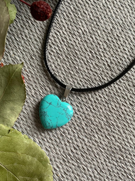 Collier breloque pierre turquoise sur corde de cuir noir Comme un ange