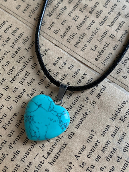 Collier breloque pierre turquoise sur corde de cuir noir Comme un ange