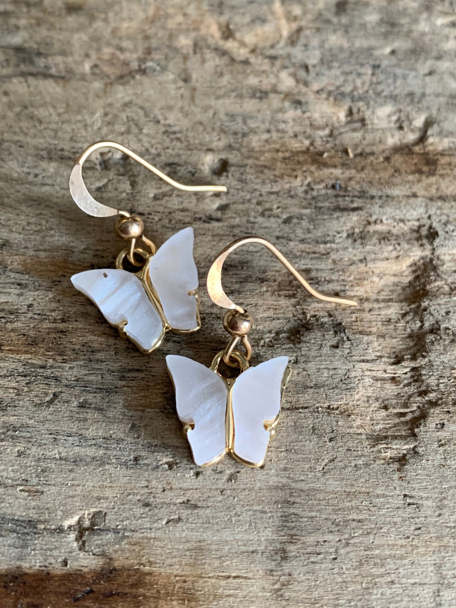 Boucles d’oreilles breloque papillon blanc et or Comme un ange