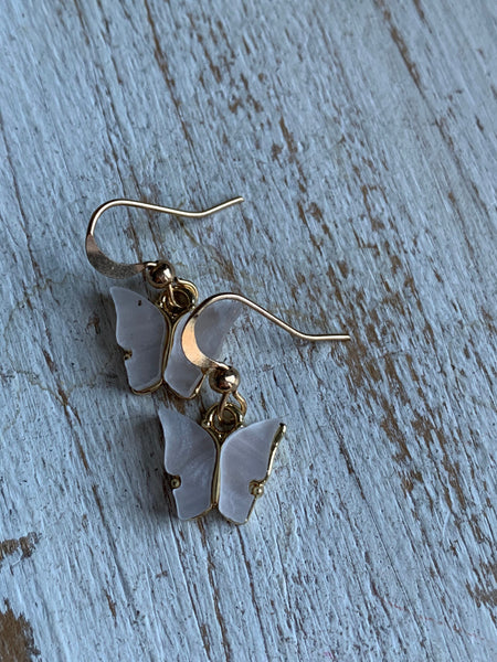 Boucles d’oreilles breloque papillon blanc et or Comme un ange
