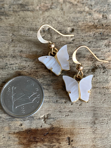 Boucles d’oreilles breloque papillon blanc et or Comme un ange