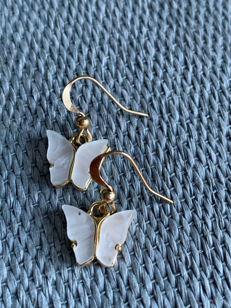 Boucles d’oreilles breloque papillon blanc et or Comme un ange