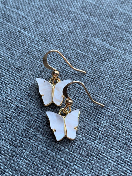 Boucles d’oreilles breloque papillon blanc et or Comme un ange