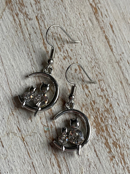 Boucles d’oreilles breloque chaton dans la lune argent Comme un ange