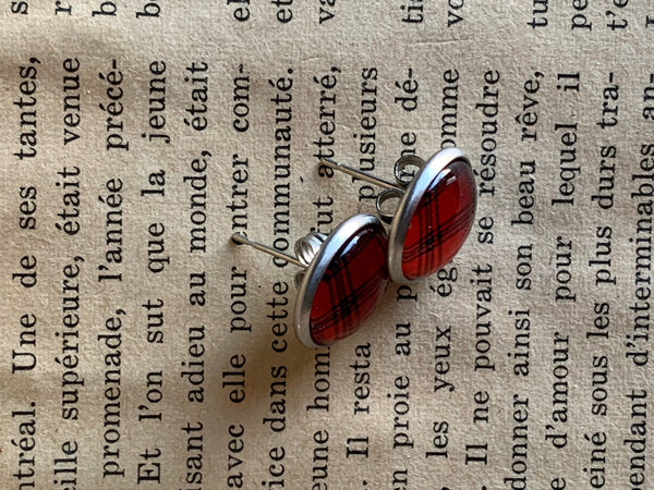 Boucles d’oreilles cabochon de verre carotté rouge et noir style chasse bûcheron Comme un ange
