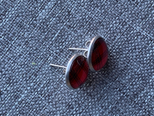 Boucles d’oreilles cabochon de verre carotté rouge et noir style chasse bûcheron Comme un ange