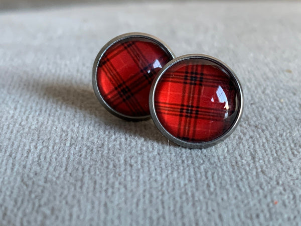 Boucles d’oreilles cabochon de verre carotté rouge et noir style chasse bûcheron Comme un ange