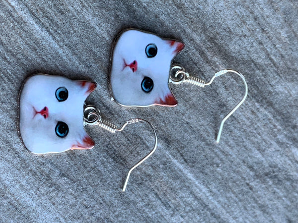 Boucles d’oreilles breloque chat blanc et crochet argent Comme un ange