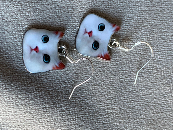 Boucles d’oreilles breloque chat blanc et crochet argent Comme un ange