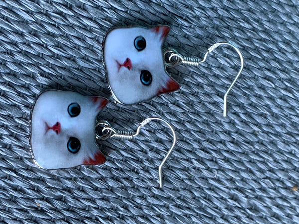 Boucles d’oreilles breloque chat blanc et crochet argent Comme un ange